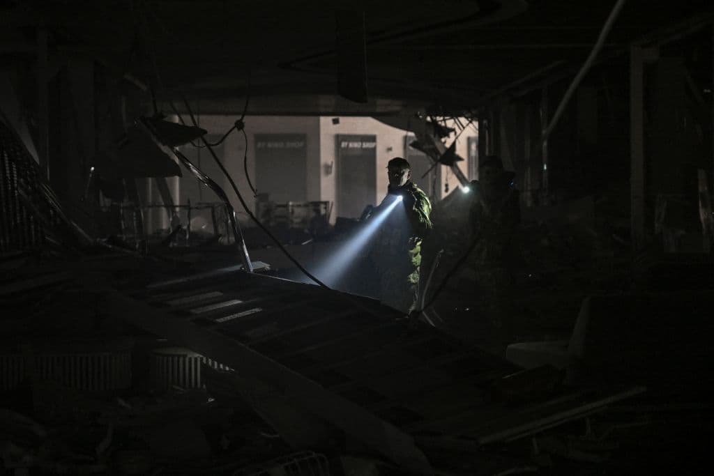 Los bomberos 
<b>sacaron de los escombros del edificio a al menos un hombre cubierto de polvo</b>, según las imágenes de video publicadas por los servicios de rescate.
<br>