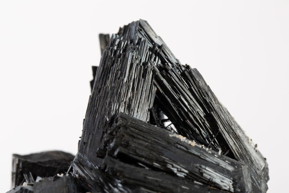 Otra piedra más que funge como gran amuleto para los Acuario es la gran turmalina negra, que sirve de protección y para claridad mental.