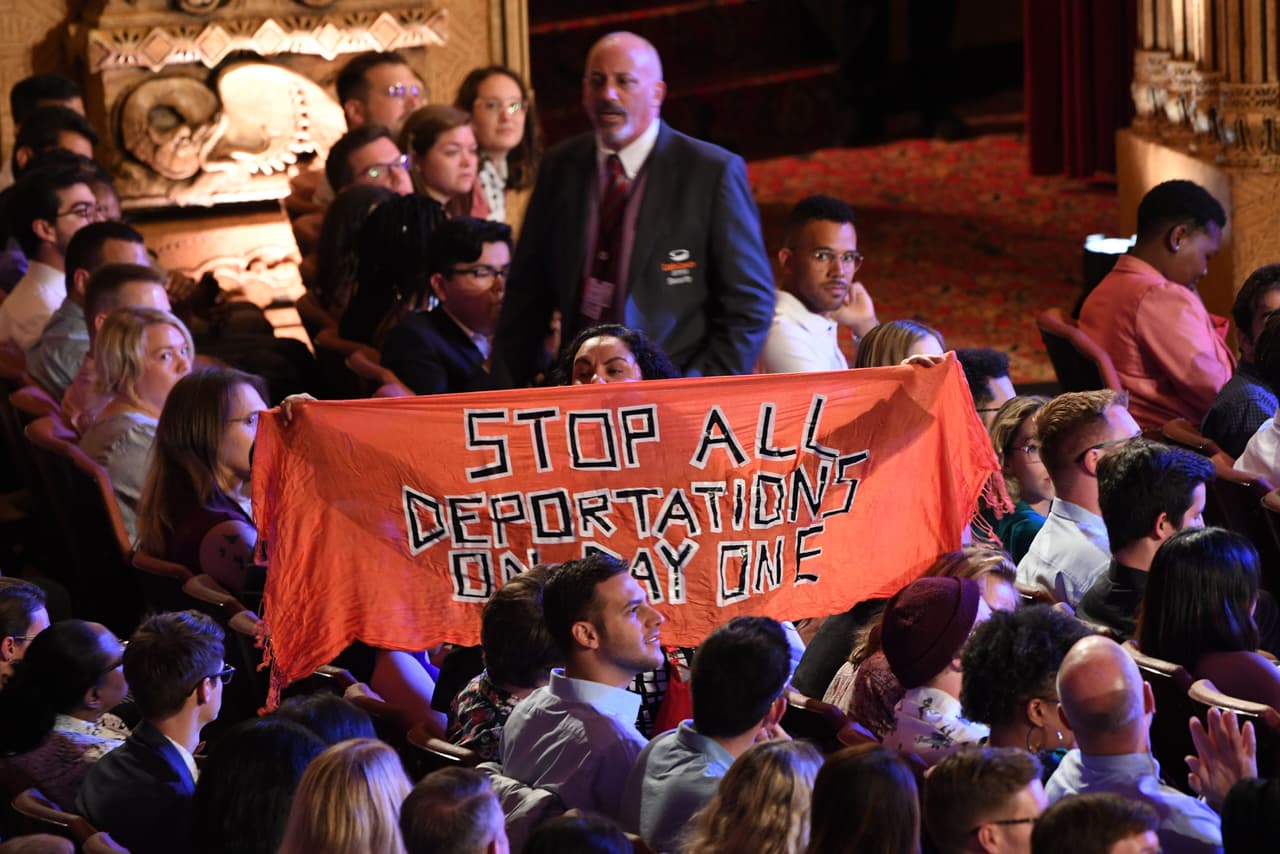 En un momento del debate Biden tuvo que callar cuando un grupo irrumpió con gritos de 
<b>"tres millones de deportados"</b>, haciendo referencia al número de indocumentados que fueron sacados del país bajo la administración de 
<a href="https://www.univision.com/temas/barack-obama">Barack Obama</a> y Joe Biden. Obama quedó con el registro de haber sido 
<b>el presidente con mayor número de deportaciones</b>, por lo que grupos de defensa de derechos de los inmigrantes lo han nombrado el "deportador en jefe".
