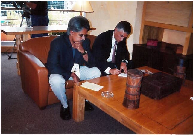 Daniel Morcate, entonces jefe de redacción de Noticiero Univision, junto a Jorge a Ramos en el año 2000, previo a una entrevista con el recién elegido presidente de México, Vicente Fox.