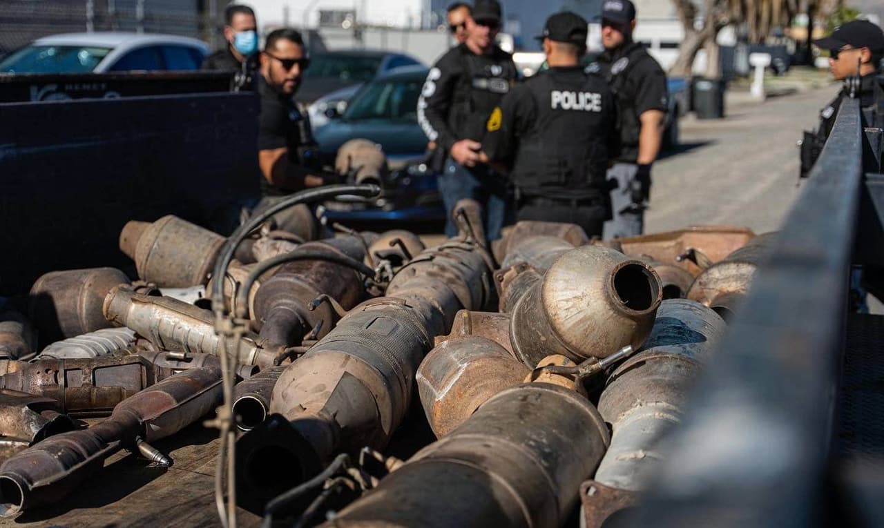 Recuperan decenas de convertidores catalíticos robados tras operativo en el sur de California