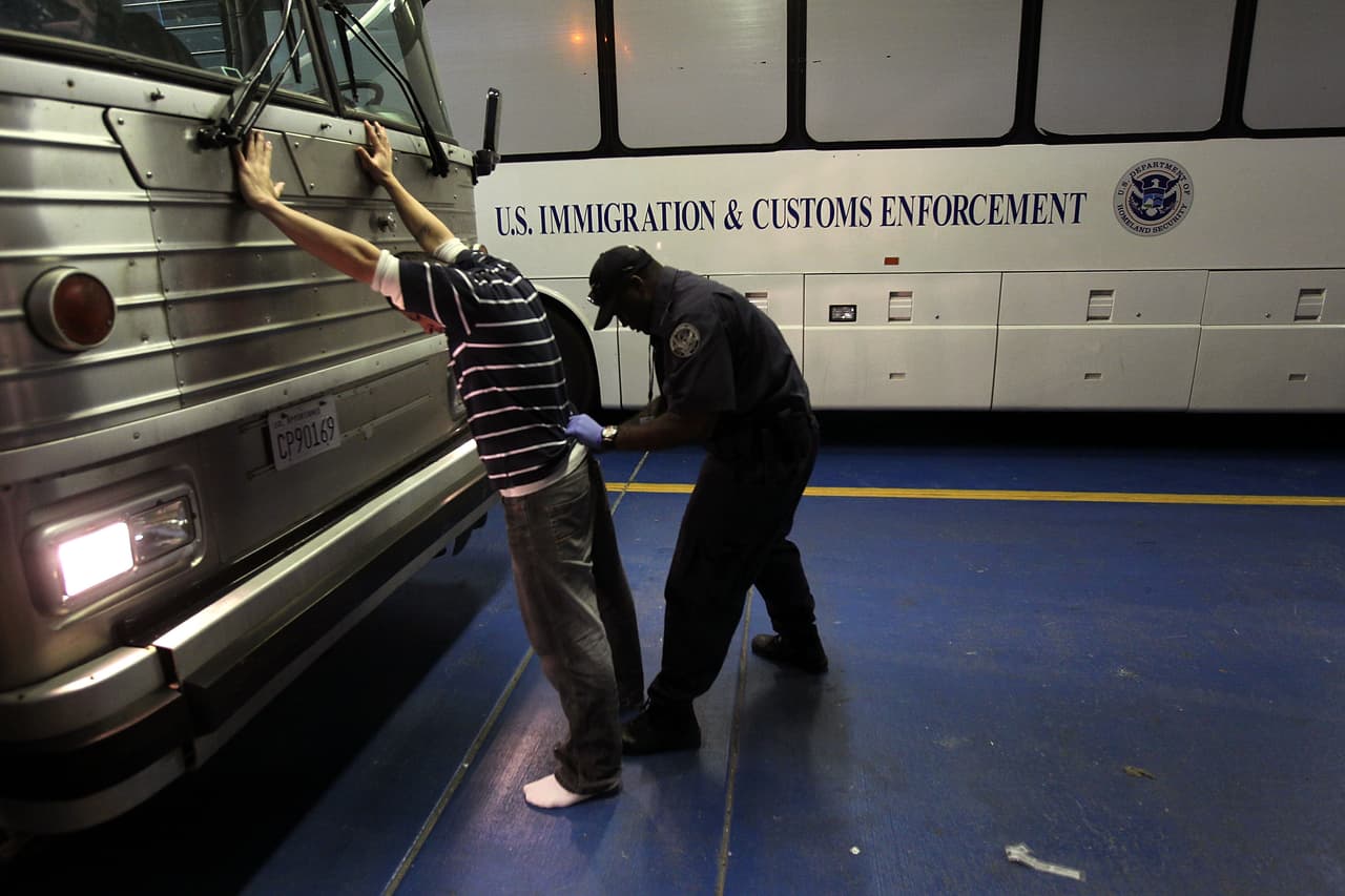 Exigen que dinero solicitado por el servicio de inmigración no sea utilizado para deportaciones
