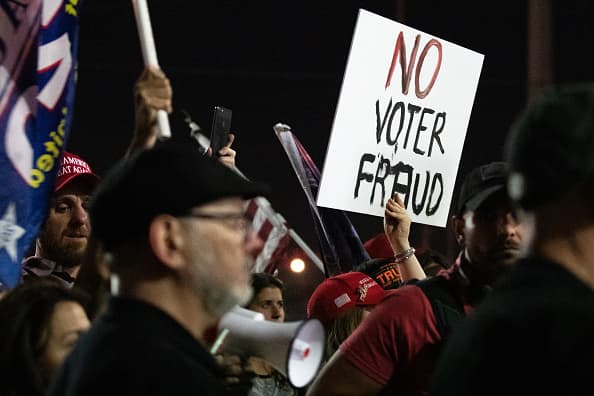 Un manifestante portaba una pancarta que leía “sin fraude electoral”. Este miércoles, en
<a href="https://www.univision.com/local/arizona-ktvw/elecciones-estados-unidos-2020/no-tan-rapido-el-gobernador-de-arizona-pide-esperar-los-resultados-de-todos-lo-votos-en-arizona"><b> un tuit el gobernador de Arizona llamó a la calma</b></a> y no declarar un ganador hasta que cada boleta electoral sea contada.
<br>