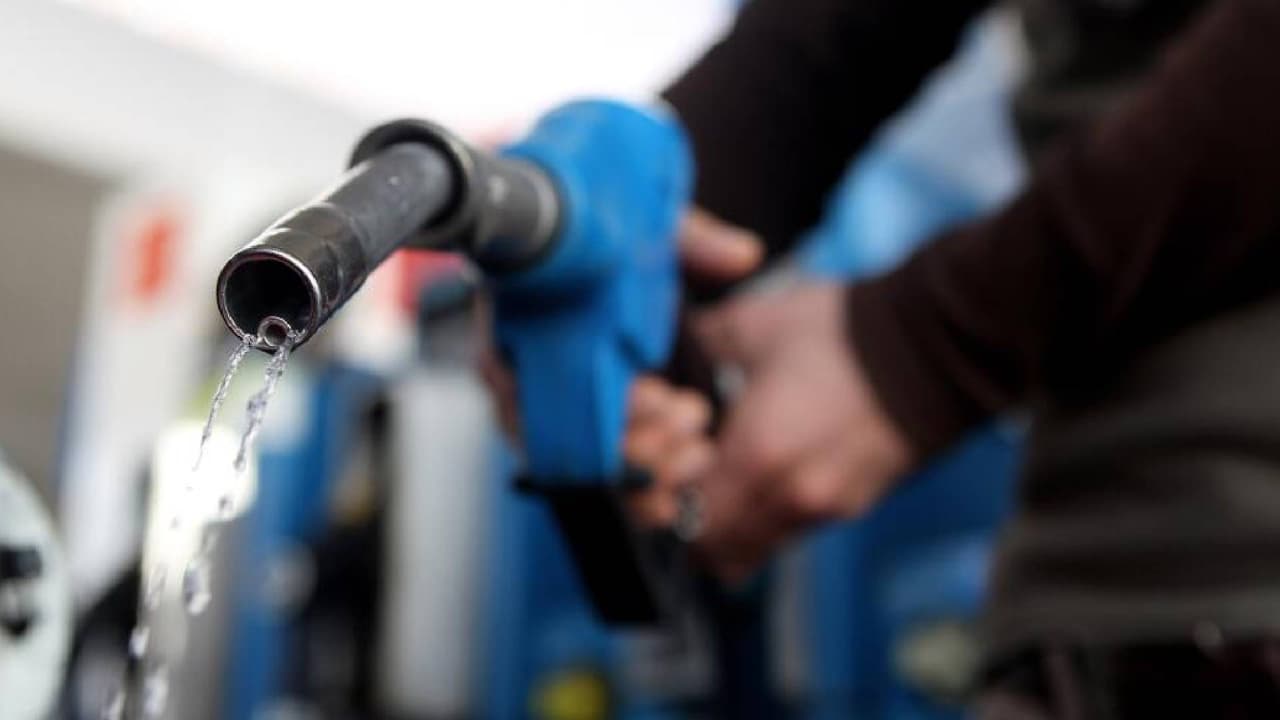 <b>Conduce de manera prudente</b>
<br>Acelerar y frenar bruscamente aumenta hasta 40 % el consumo de gasolina. Conducir agresivamente no sólo es inseguro, es poco eficiente; procura llevar una velocidad constante y conducir por debajo de las 50 millas.