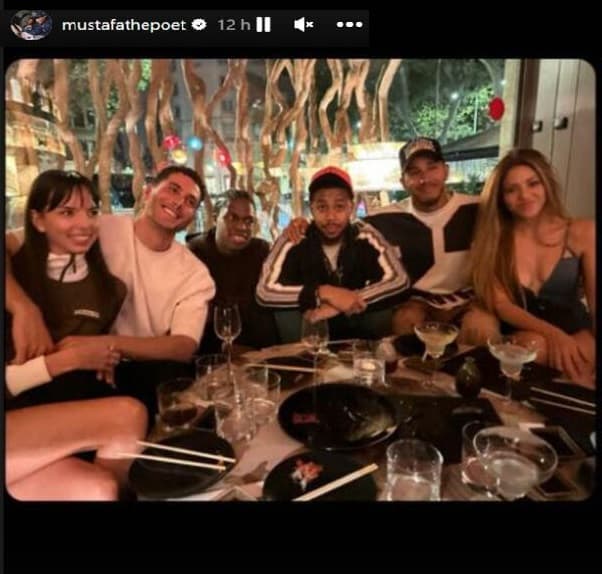 “Su relación con Lewis, con quien se la vio muy cariñosa en una visita a Bercelona (España), es algo más esporádico que estable”, añadió. 
<br>