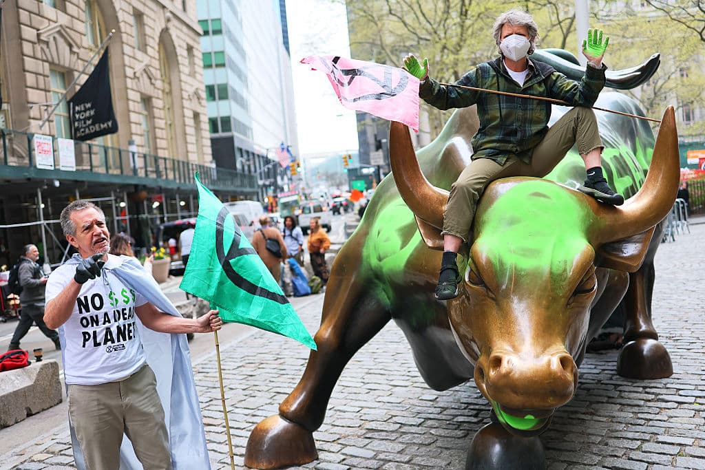 Activistas de Extinction Rebellion vandalizaron la estatua del Toro de Wall Street en Nueva York durante una protesta por el Día de la Tierra este martes 22 de abril.