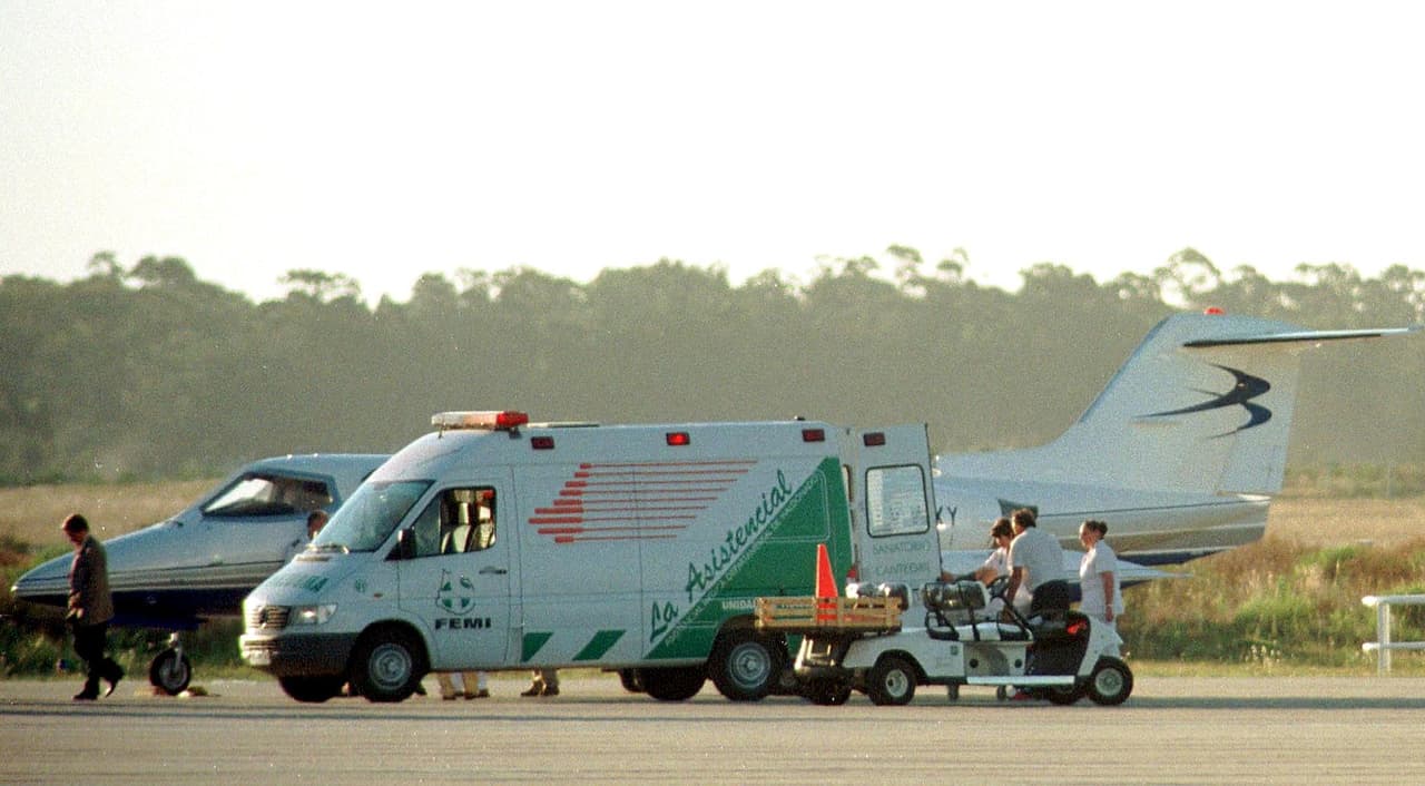 En 2000, tuvo una crisis cardiaca por sobredosis en el balneario uruguayo de Punta del Este. Vendría luego un largo tratamiento con idas y vueltas a La Habana, lejos de las cámaras. En la foto cuando abordaba el avión que lo llevaría de regreso a Buenos Aires, durante esa crisis, en enero de 2000.