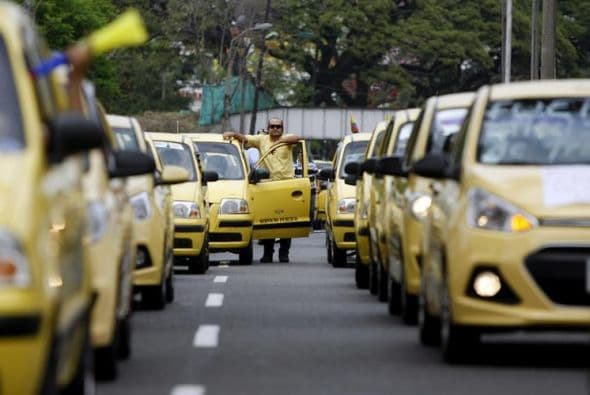 Detalle de un ataúd sobre un taxi durante la protesta en Colombia.