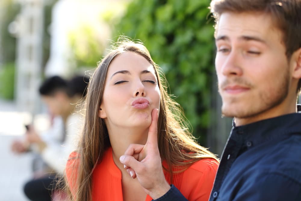 También te ahoga esa especie de pulpo afectivo en una pareja que exagera las demostraciones de afecto en público y no comprende que hay un lugar para cada cosa, y cada cosa para un lugar.
