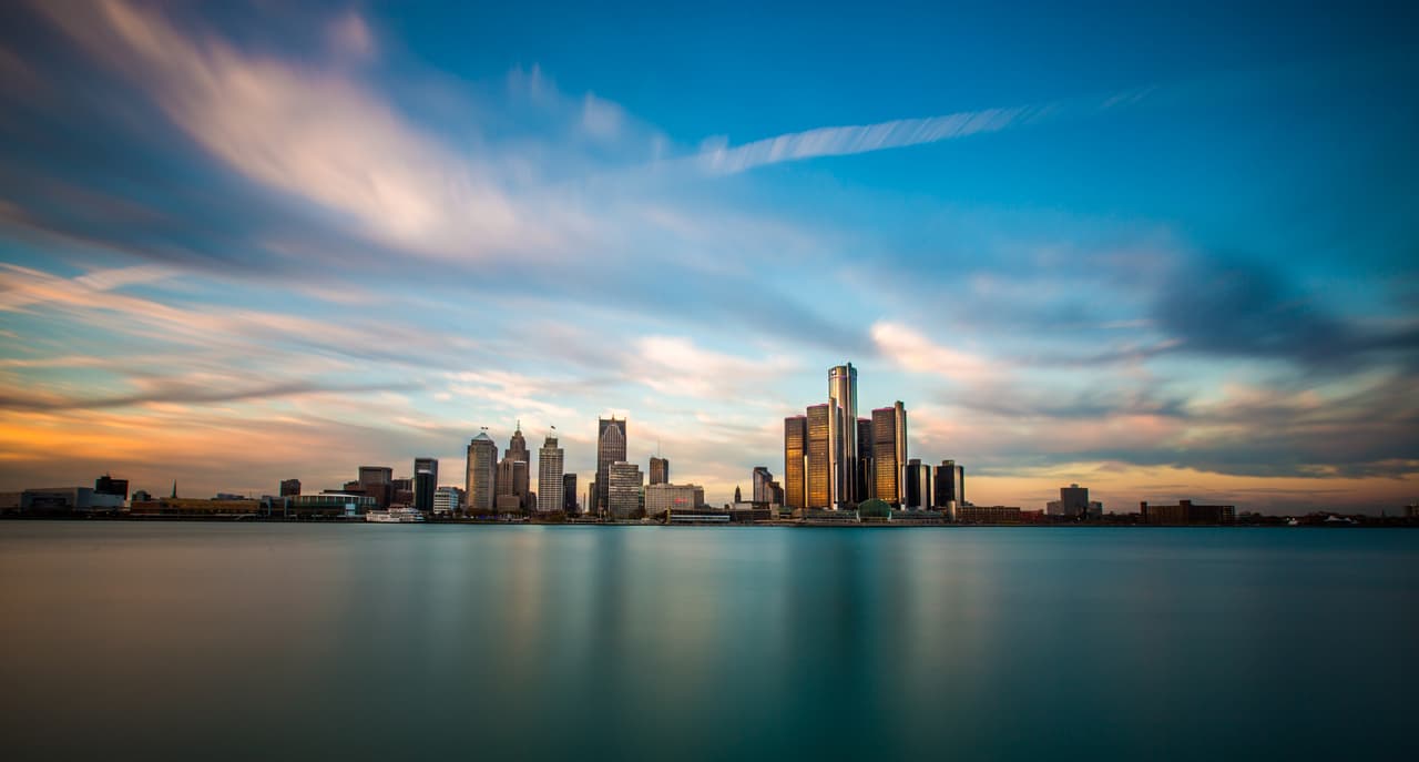 <h3 class="cms-H3-H3">11. Michigan</h3>
<br>
<br>🚧 
<b>Ofertas de trabajo para mayo de 2022: </b>7.5%
<br>
<br>🚧 
<b>Tasa de desempleo para mayo de 2022: </b>4.3%
<br>
<br>🚧 
<b>Aumento de ofertas laborales con respecto al año anterior: </b>+0.9%
<br>
<br>🚧
<b> Fuerza laboral: </b>4,849,351 personas.
<br>