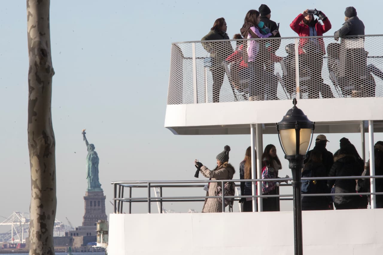 El gobernador Andrew Cuomo prometió que buscará fondos para reabrir la Estatua de la Libertad lo antes posible.