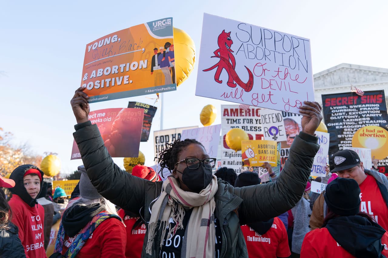 <b>“Apoya el aborto o el diablo te llevará”</b>, se lee.