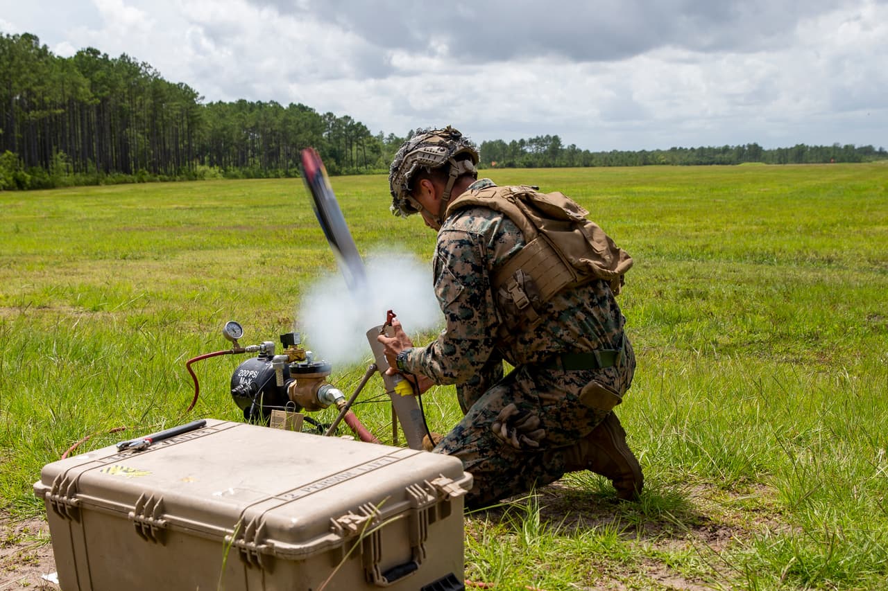 La Casa Blanca anunció esta semana que enviará a Ukriane 100 drones Switchblade, conocidos como Sistemas Aéreos Tácticos No Tripulados. Los Switchblade drones son armas 'kamikaze' de un solo uso que se lanzan desde un tubo con alas en forma de cuchilla que emergen cuando el aparato está en vuelo. En la foto: Un marine estadounidense lanza un dron Switchblade durante un ejercicio de entrenamiento en Camp Lejeune, Carolina del Norte, el 7 de julio de 2021.