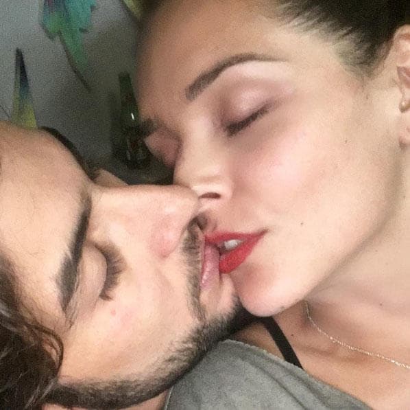 La pareja compartía este tipo de imágenes donde se les veía muy enamorados. Juan Pablo escribió: "Te amo @grettellv".