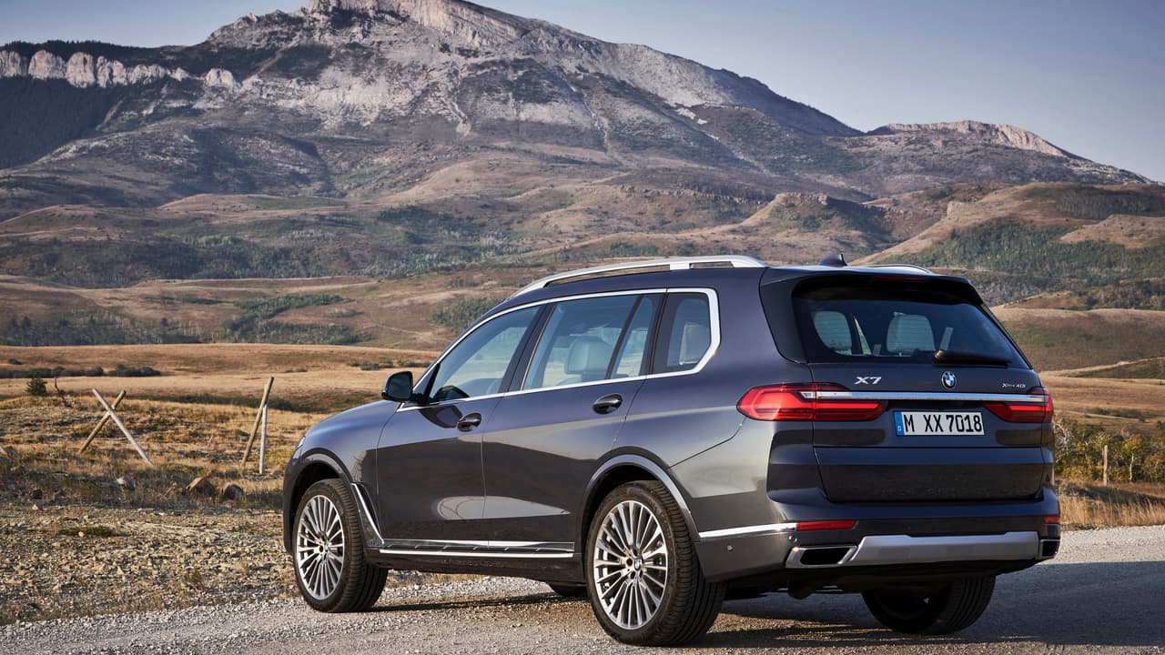 Todas las BMW X7 cuentan con el 
<b>sistema de tracción integral xDrive de BMW</b> capaz de mandar todo el torque a las ruedas traseras. Los modelos de la X7 equipadas con el paquete de manejo dinámico, o con el paquete todoterreno, ambos opcionales, contarán con un diferencial de resbalamiento limitado controlado electrónicamente.