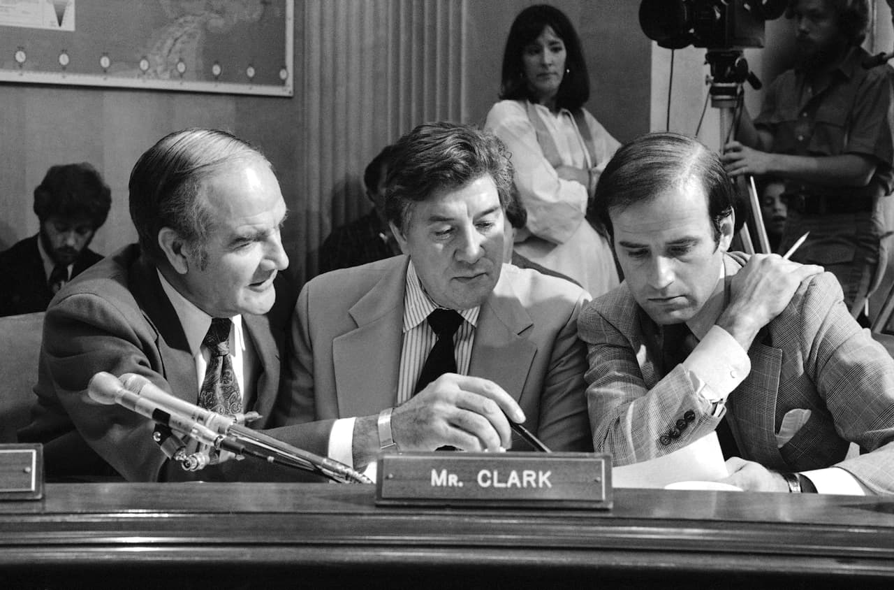 Desde 1973 a 2009 Biden tuvo una distinguida carrera en el Senado. Se ganó el respeto como uno de los principales expertos en política exterior del organismo y se desempeñó como presidente del Comité de Relaciones Exteriores durante varios períodos. En esta fotografía de 1978, el futuro vicepresidente Biden junto a otros miembros de este comité.