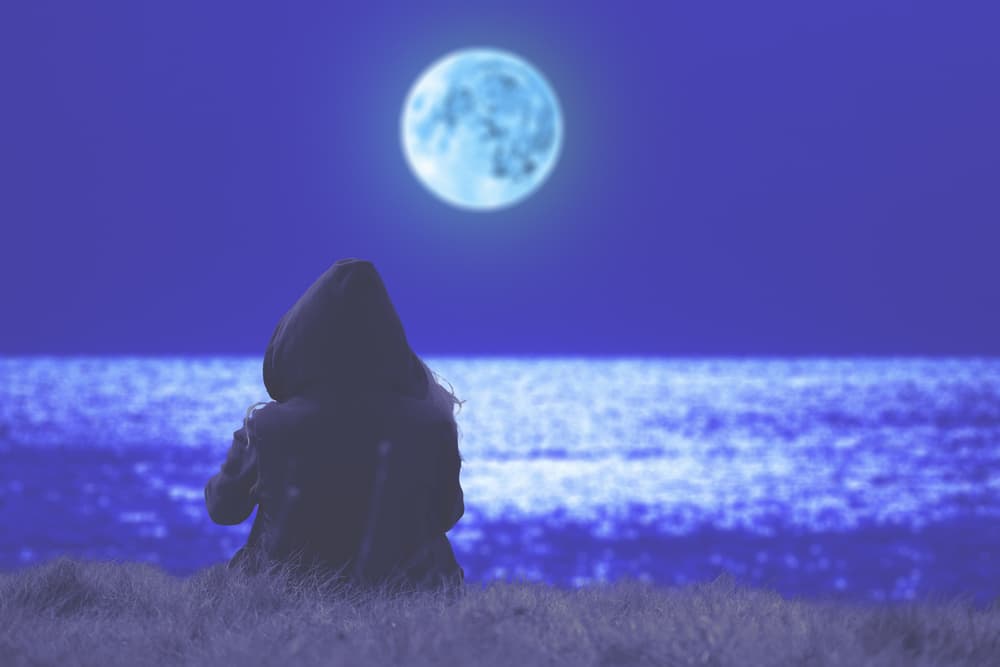 Se supone los cambios de la Luna inciden sobre el carácter de las personas, tanto es así que en períodos de Luna llena o plenilunio son más frecuentes los ataques de esquizofrenia o de personas que padecen de trastornos mentales.