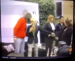 Mientras Yuri y su esposo aclaraban el pleito ante la prensa, Lucía apareció e interrumpió la conferencia de la rubia cantante, lo que ocasionó que la intérprete de 'Un alma en pena' fuera sacada del lugar y que Yuri abandonara el evento al que ella misma convocó.