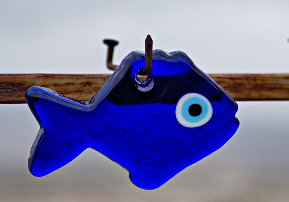 Ahora, si ese ojo turco tiene forma de pez, será mucho más efectivo para los Acuario. Y si tienen elementos de zafiro o turquesa, lo serán aún más.