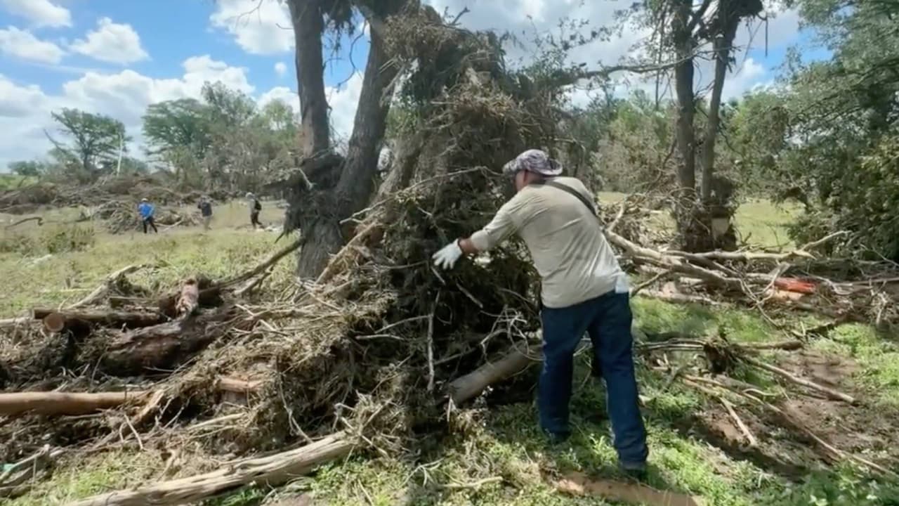 Inundaciones en Texas: hallan cuerpos de víctimas en la cima de árboles, a más de 30 pies de altura