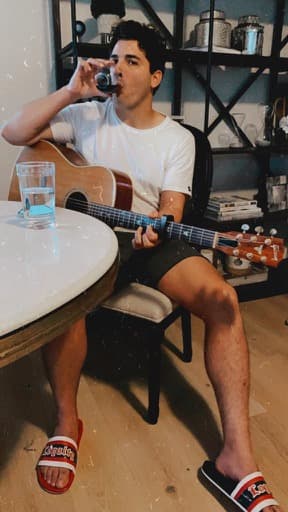 ¡Y claro! Nada como un vinito en una mano y la guitarra en la otra para mantener la creatividad viva y seguir haciendo música desde casa.