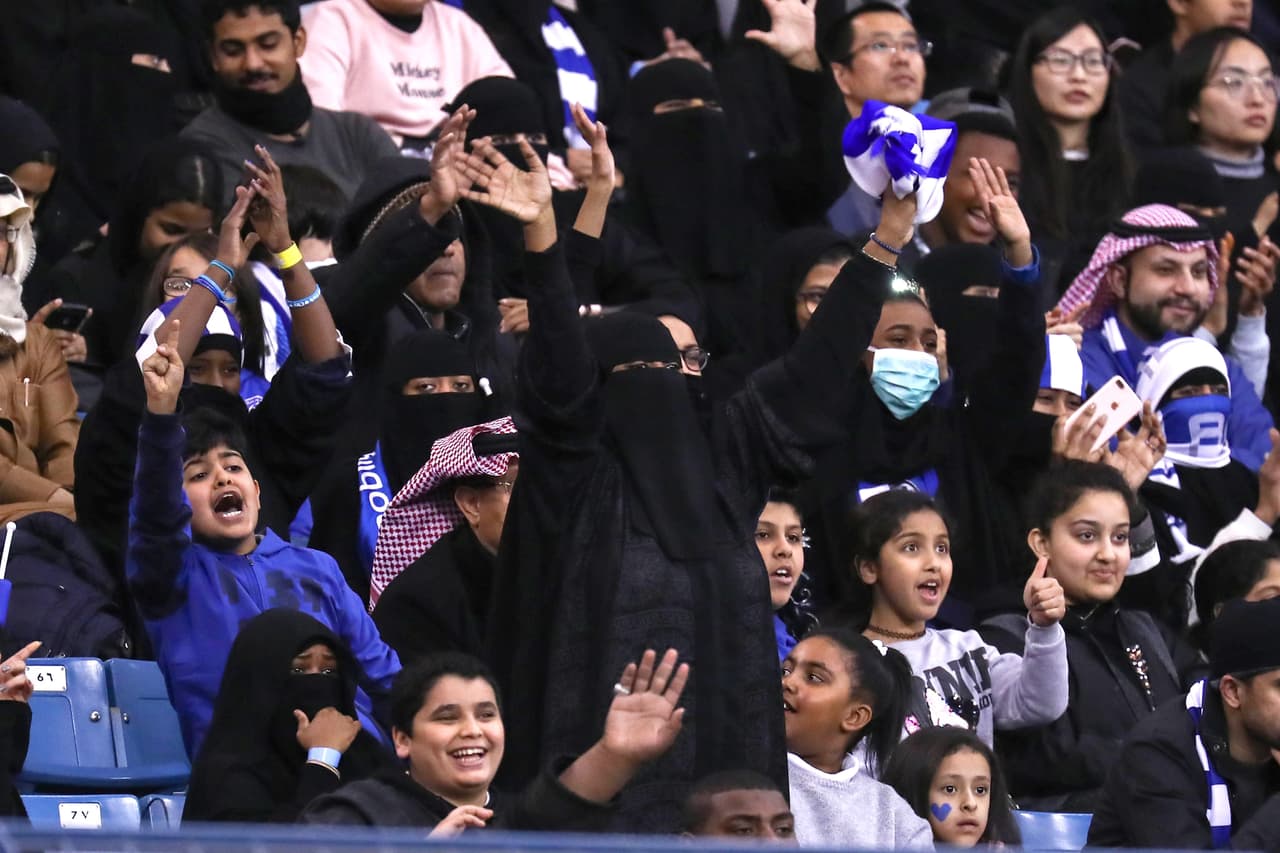 La administración del estadio fijó dos puertas separadas (para hombres y mujeres) y un pasillo separado que conduce a las gradas" de la sección familiar, que tiene una capacidad de 10,000 asientos.