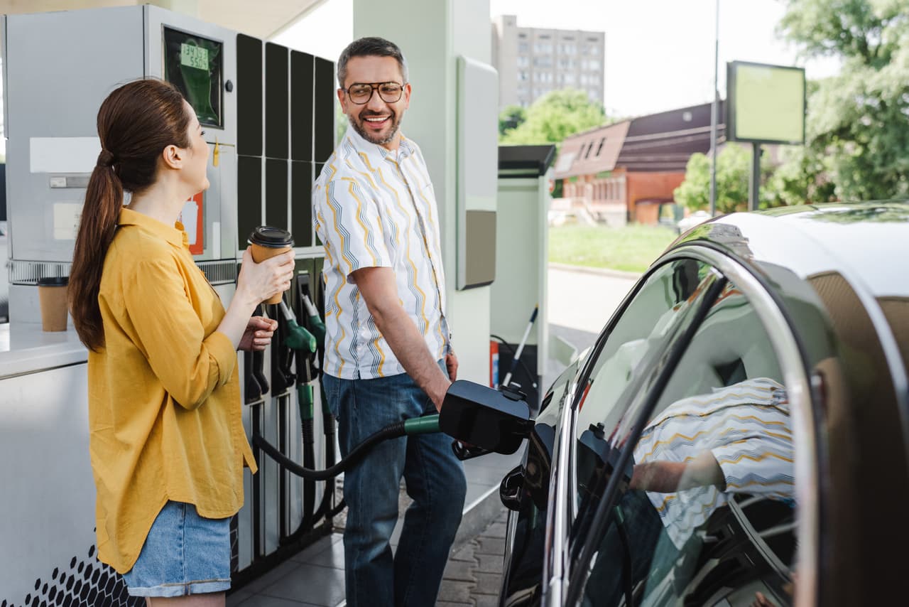 Esta tendencia ha hecho que los consumidores con planes de comprar un carro nuevo vuelvan a centrar su atención en las opciones más amigables con su bolsillo, ya no solo en relación al precio final de vehículo, sino también al consumo de gasolina.
<br>
<br>En 
<a href="https://www.univision.com/carros/"><u>Univision A Bordo</u></a> hemos confeccionado una lista con los carros más eficientes del mercado para aquellas personas que aún no están listas a dar el salto a los vehículos 
<a href="https://www.univision.com/temas/autos-hibridos" target="_blank">híbridos</a> o 
<a href="https://www.univision.com/temas/autos-electricos" target="_blank">eléctricos</a>, pero que igual desean recorrer la mayor cantidad de millas posibles por galón de combustible.
<br>
<br>
<b>Relacionado:</b> 
<a href="https://www.univision.com/carros/ranking-de-carros/estados-gasolina-mas-barata-cara-eeuu-2022-fotos">Estos son los estados con la gasolina más cara (y la más barata) en 2022</a>