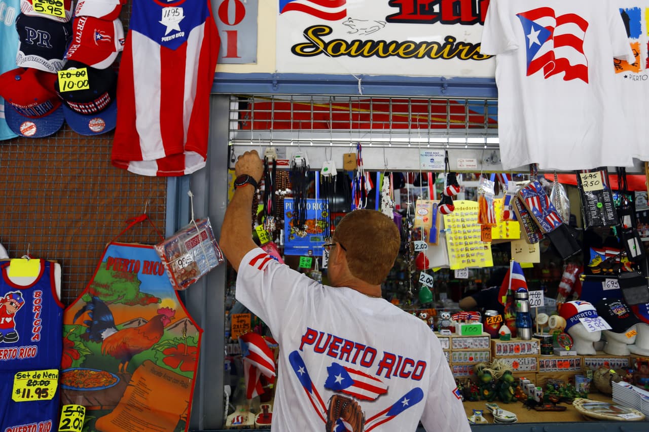 Eduardo Ruíz vende souvenirs en San Juan y fue otro de los fans que se tiñó el pelo para ser parte de la oleada de 'los rubios'. (EFE)