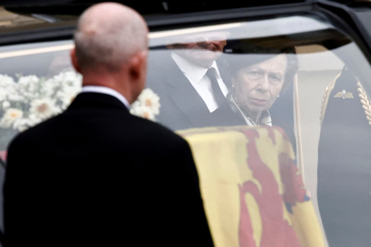 En el palacio escocés fue recibido por tres de sus hijos. No estaba el rey Carlos.