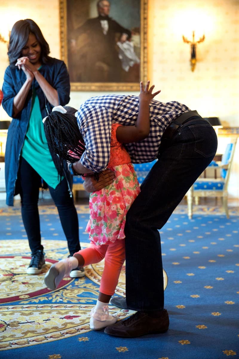 <b>28 de marzo. </b>Esta pequeña había llorado al enterarse por su familia de que Barack Obama dejaría de ser presidente y el momento quedó grabado en un video que se volvió viral. Al verlo, él le respondió vía Facebook que no se iría a ningún lado. Esta es la imagen del día en que finalmente se conocieron en persona retrata el abrazo que se dieron antes de iniciar la búsqueda anual de huevos de Pascua en la Casa Blanca, mientras Michelle Obama observa la escena emocionada.