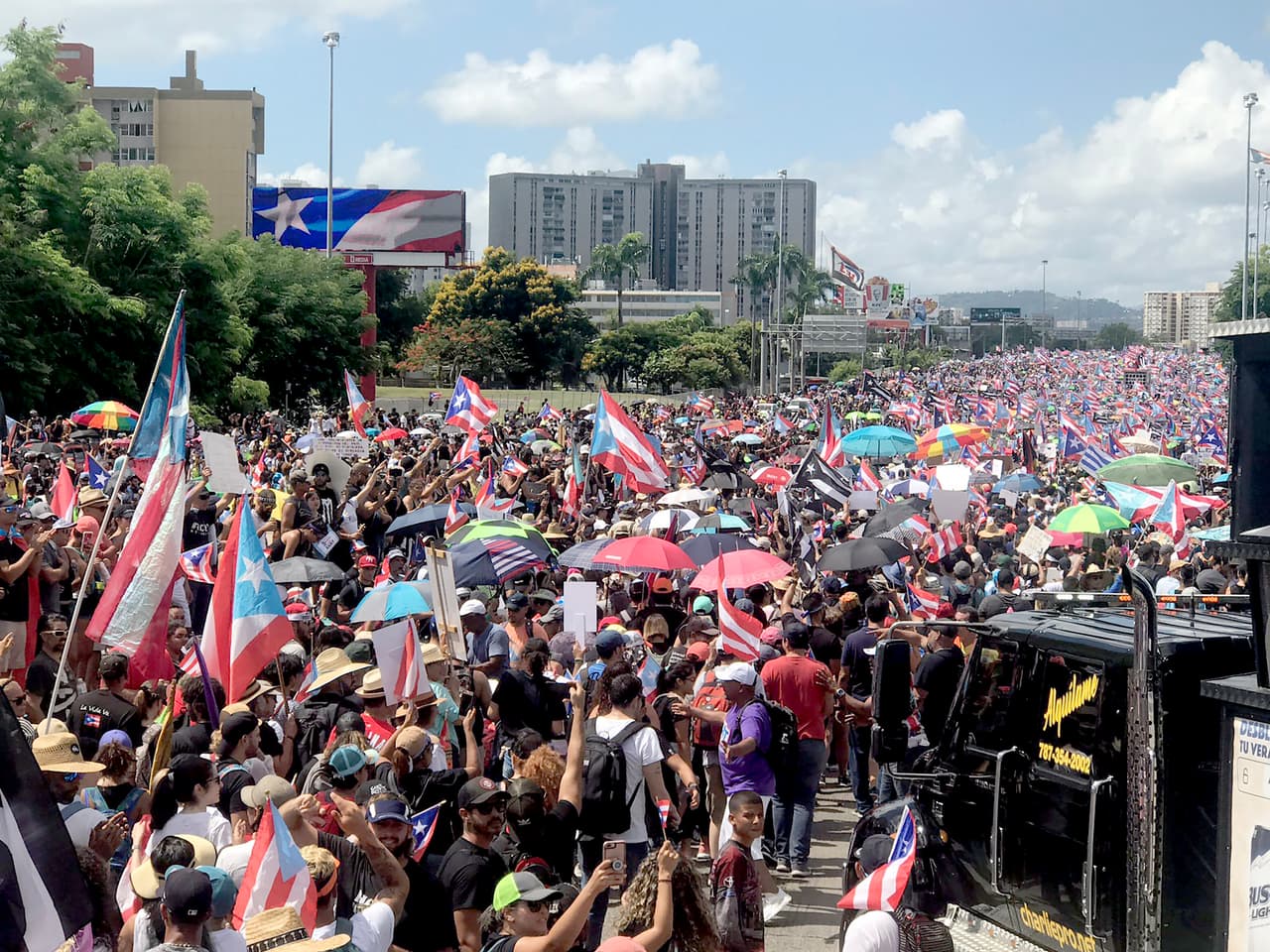 Miles de personas llenaron la autopista Las Américas, una importante vía de San Juan. Algunas de ellas llevaron camisetas y banderas negras.