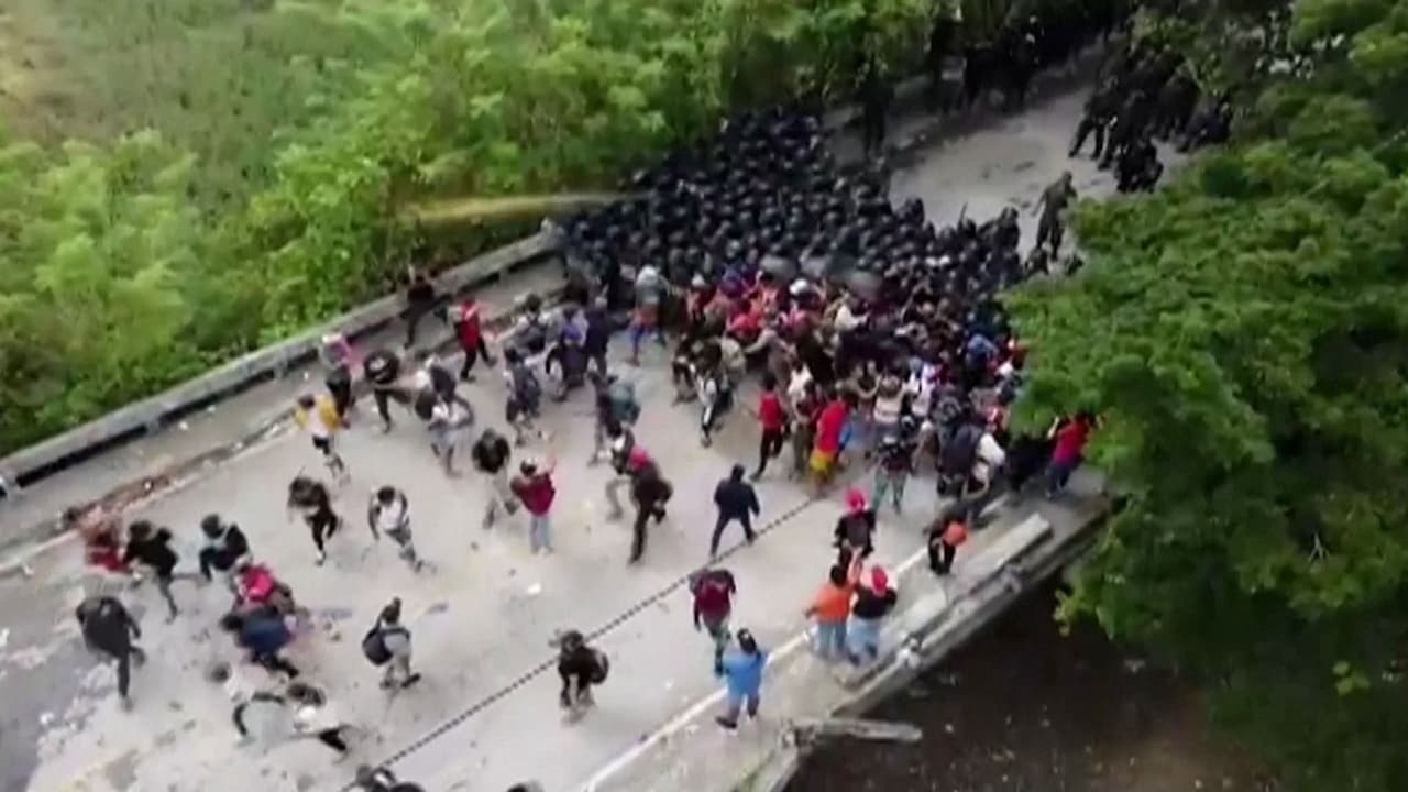 El ejército de Guatemala frenó el ingreso irregular de cientos de migrantes en el puente sobre el río Motagua cerca de la frontera de Guatemala con Honduras. 
<a href="https://www.univision.com/noticias/inmigracion/quienes-si-quienes-no-entran-claves-nueva-regla-migratoria-venezuela">Sigue las últimas noticias en Univision. </a>