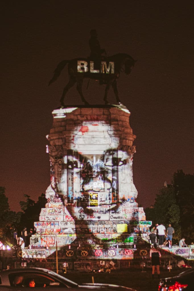 La imagen de Trayvon Martin proyectada sobre la estatua del general confederado Robert Lee en Richmond, Virginia. Martin murió en 2012 a manos de un Policía. Tenía 17 años y estaba desarmado. Esta proyección es parte de las protestas tras la muerte de Floyd, que renovó la discusión sobre las estatuas confederadas, bando sureño que en la guerra civil buscaba sostener la esclavitud de los negros. 
<br>
