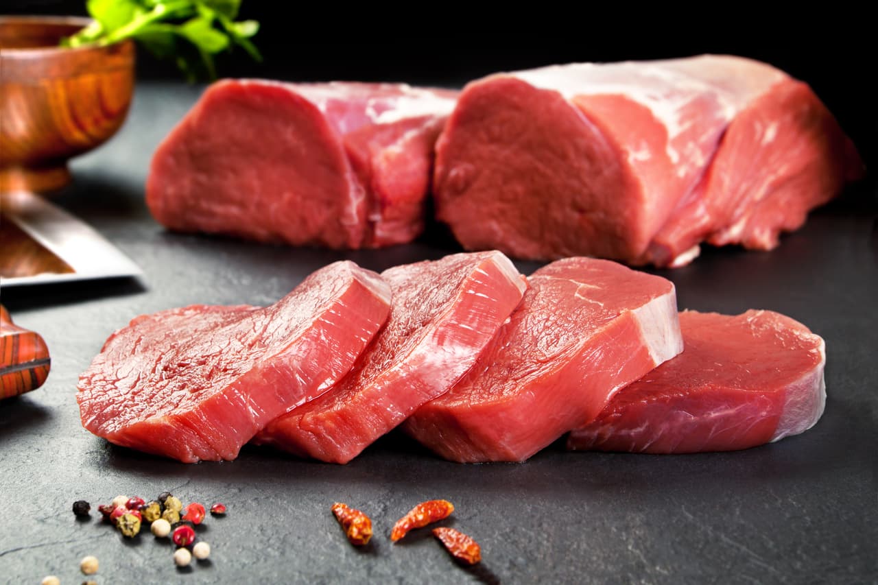 <b>Puesto 8. Ternera. </b>
<br>
<br>La producción de carne de ternera, que se obtiene de las vacas jóvenes, emite unos 7.9 kilogramos de gases de efecto invernadero por cada kilogramo de producto. Son sacrificados a las 20 semanas de nacidos, por lo que pasan menos tiempo que el ganado vacuno regular emitiendo gases a la atmósfera.
<br>