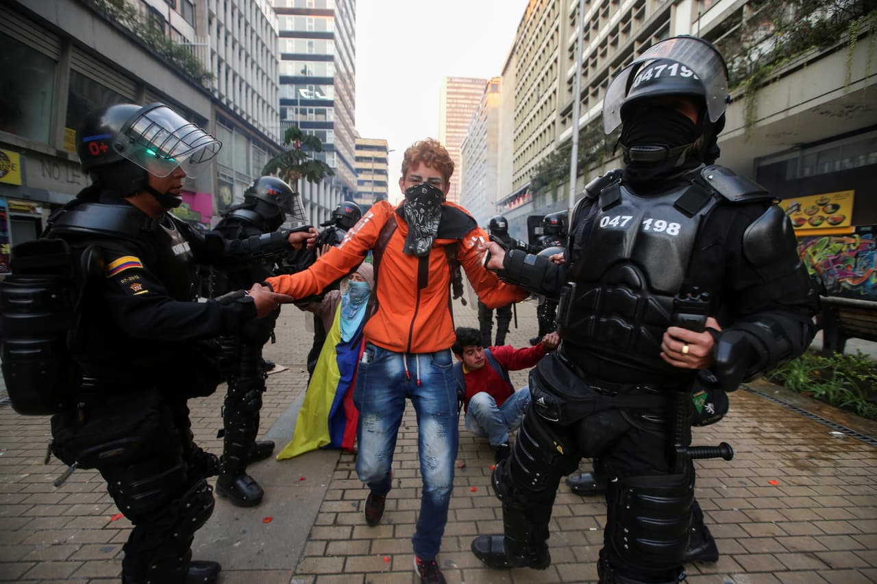 Un joven manifestante siendo detenido por la policía en una huelga nacional el 22 de noviembre del 2019 en la capital colombiana.