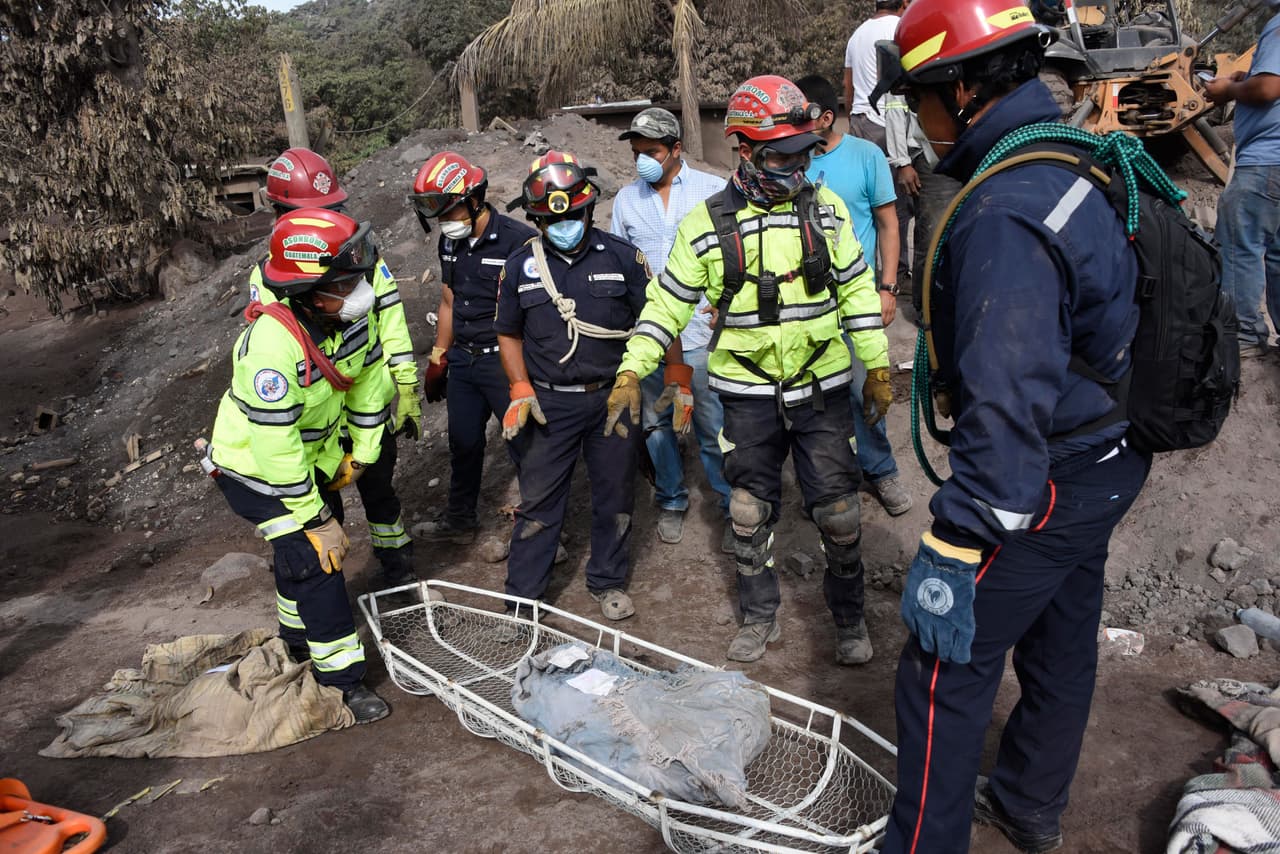 Axel Toma, ayudó a reconocer a los miembros de su familia sepultados bajo las cenizas, entre ellas sus hijas de cuatro y cinco años. La suya fue la aldea más afectada por el volcán.