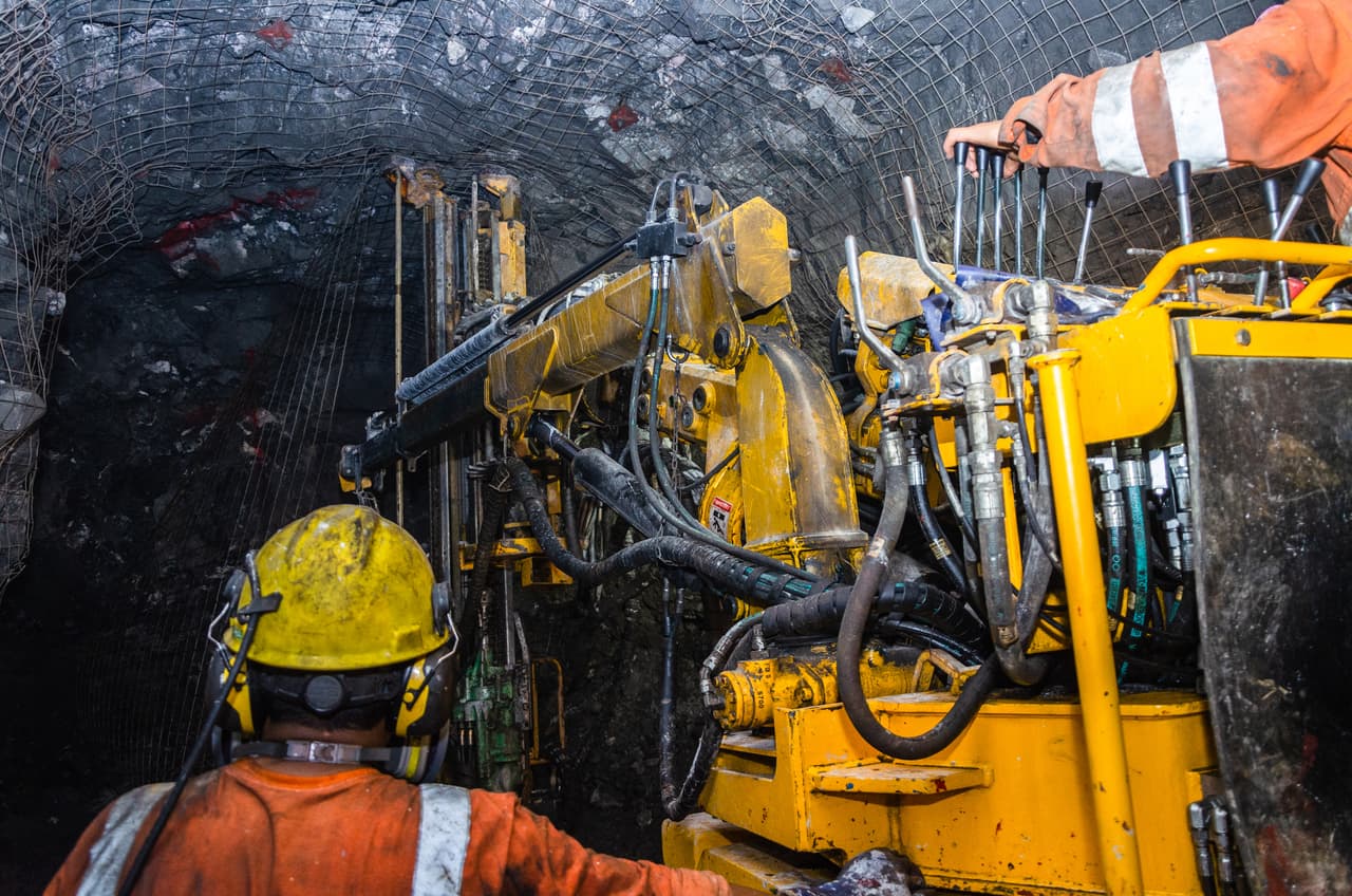 <h2 class="cms-H2-H2">5. Trabajadores de extracción</h2>
<br>
<br>🚧
<b> Tasa de accidentes fatales (2021): </b>80.6 por cada 100,000.
<br>
<br>🚧 
<b>Muertos por accidentes laborales (2021): </b>5.
<br>
<br>🚧 
<b>Causa de muerte más común: </b>Accidentes de transporte.
<br>