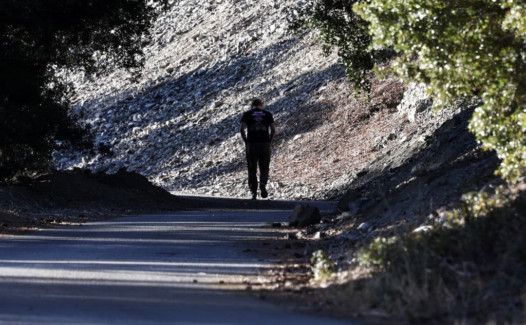 La multa de $5,000 ha recibido críticas por parte de senderistas que la encuentran demasiado alta. Tampoco consideran justo 6 meses en prisión. Sin embargo, el 
<b><a href="https://www.univision.com/local/los-angeles-kmex/por-esta-razon-se-da-nombre-incendios-forestales-en-california" target="_blank">Servicio Forestal de los Estados Unidos</a></b> defendió la penalidad pues se trata de evitar la pérdida de vidas. Las personas tendrán que 
<b>pensarlo dos veces antes de entrar</b> a los senderos cerrados.