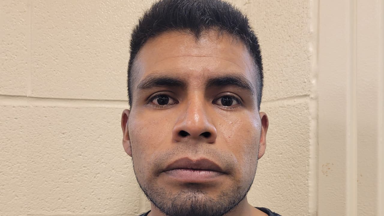 Mario Pérez Ruiz fue arrestado por agentes de Tucson Station cerca de Sasabe, Arizona, el 6 de octubre. El inmigrante mexicano fue deporado en 2013 luego de ser cumplir una condena por abuso sexual y robo en primer grado en California.