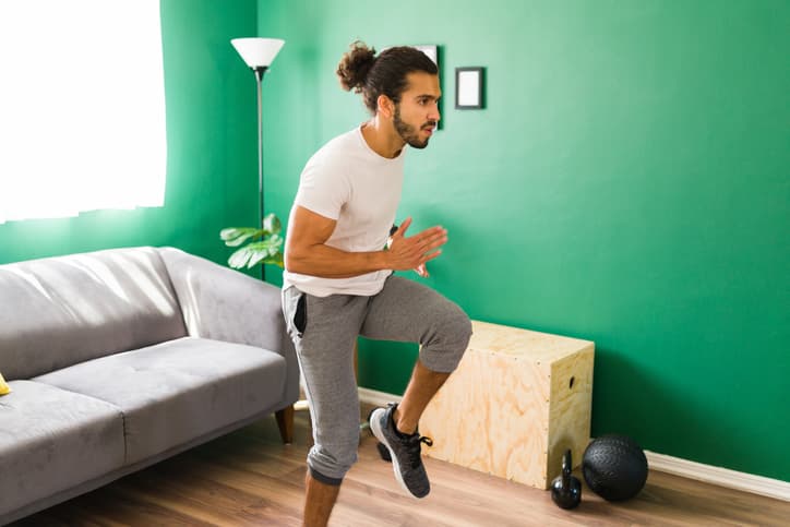 <b>Empieza levantando las rodillas de una en una, </b>como en la imagen. Los otros cuatro ejercicios son 
<b>sentadillas, saltos, estocadas y burpees </b>durante cinco minutos, con descanso entre medias. Harás tanto ejercicio como si hubieras corrido duro en una cinta en el gimnasio, pero sin salir del salón o del cubículo del trabajo.
<br>