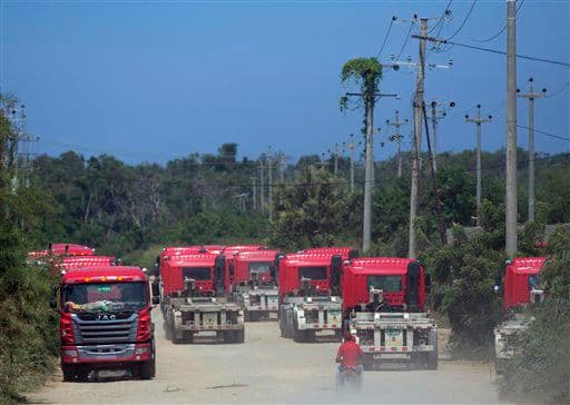 Nuevos camiones de mercancía del gobierno utilizados para transportar comida importada esperan ante la entrada del almacén de Laramar en Puerto Cabello, el pasado noviembre. “Ahora la comida da más que la droga”, dijo el general retirado Cliver Alcalá, que rompió con el gobierno este año.