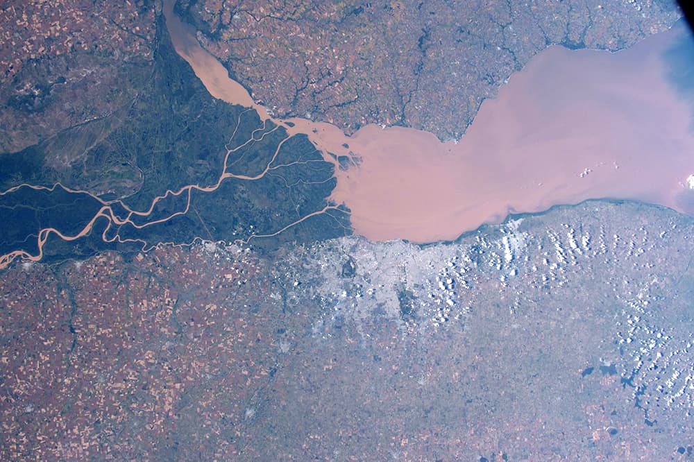 Esta imagen fue tomada mientras la EEI sobrevolaba el delta y los verdes pantanos del río Paraná (imagen derecha) en la costa atlántica de Argentina. El río Paraná, el segundo más grande de América del Sur después del río Amazonas, vierte agua fangosa marrón en un amplio estuario conocido como el Río de la Plata (imagen central y la izquierda).
