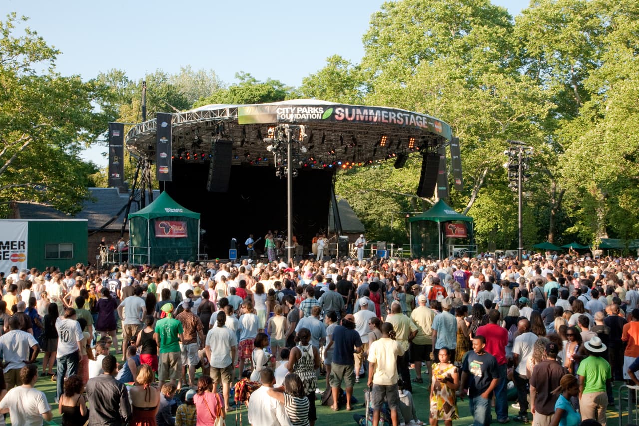 Capital One City Parks Foundation SummerStage ofrecerá conciertos gratuitos en los parques de los cinco distritos. Puedes ver el calendario en el 
<b><a href="https://cityparksfoundation.org/calendar/category/summerstage/" target="_blank">siguiente enlace. </a></b>
<br>
<br>