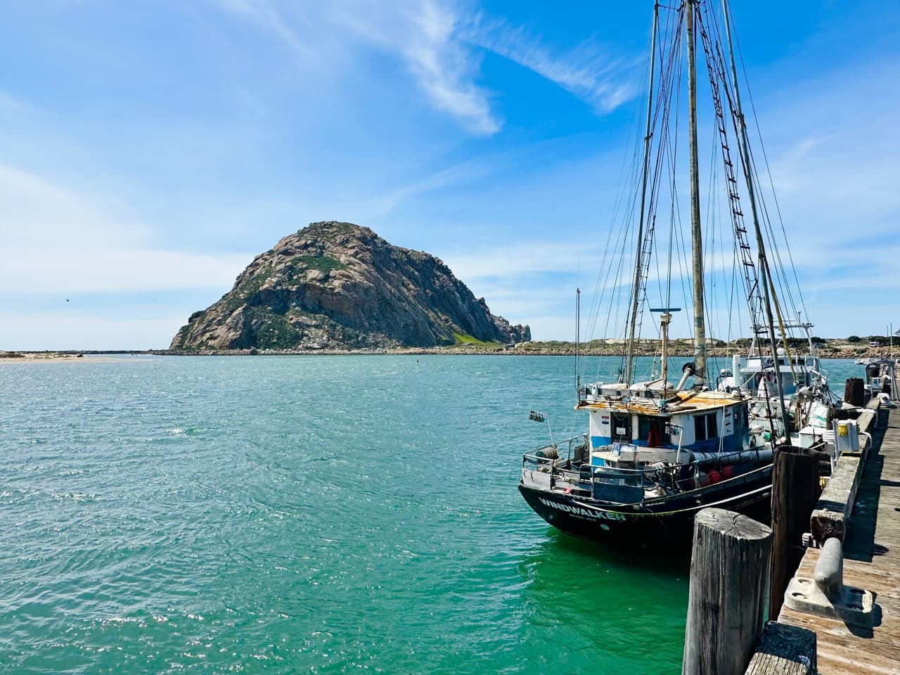 Morro Bay es una hermosa ciudad conocida por Morro Rock, un antiguo montículo volcánico en el mar. La roca se encuentra dentro del 
<b>Parque Estatal Morro Bay</b>, hogar de lagunas, senderos y con una fascinante fauna.
<br>