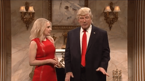 <b>Baldwin como Trump.</b> Kate McKinnon como Kellyanne Conway y Alec Baldwin como Donald Trump aparecen durante una emisión de 
<i>Saturday Night Live</i>. Baldwin comenzó a parodiar Trump durante la campaña utilizando un humor punzante para ironizar sobre el comportamiento del republicano. 
<b><a href="http://www.univision.com/noticias/elecciones-2016/para-trump-hasta-los-comediantes-del-programa-saturday-night-live-estan-confabulados-en-su-contra" target="_blank">La imitación no le ha gustado para nada al magnate, quien desde hace meses descalifica al actor y al show desde su cuenta de Twitter</a></b>.