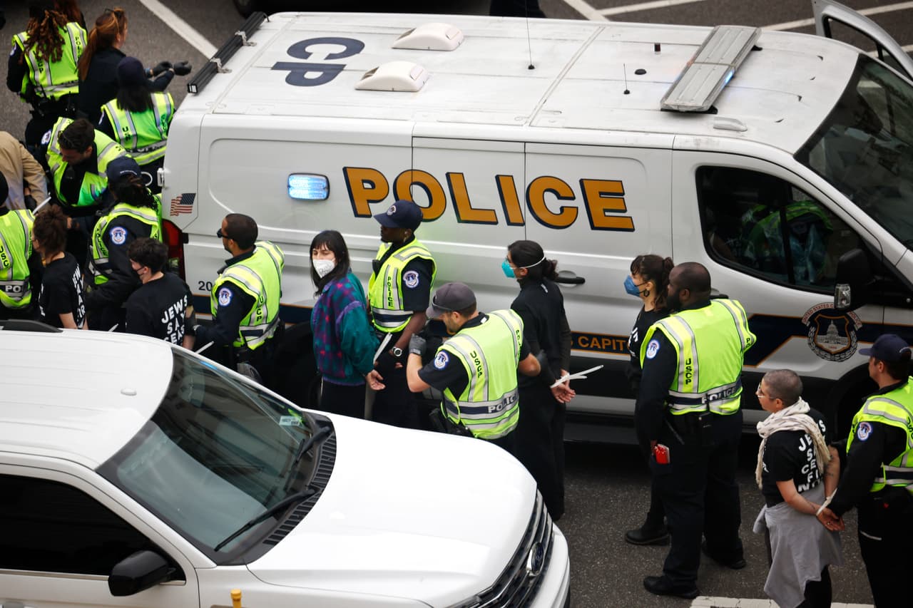 La policía arrestó a unas 300 personas que entraron a un edificio de oficinas de la Cámara de Representantes después de una manifestación que exigía el cese al 
<b><a href="https://www.univision.com/noticias/mundo/guerra-israel-hamas-en-vivo-israel-sigue-bombardeando-gaza-egipto-permitira-ayuda-humanitaria" target="_blank">fuego entre Israel y Hamas</a></b>.