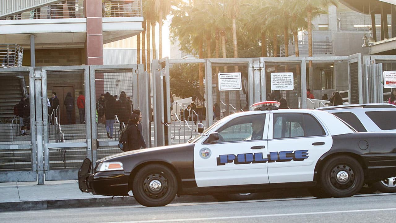 Padres de las escuelas de LAUSD recogen firmas para exigir la presencia de policías en los planteles