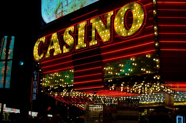 <b>6. Pérdidas en un casino, lotería y juegos de azar</b>
<br>De acuerdo a los especialistas en impuestos, Turbotax, las pérdidas de juego son deducibles de impuestos. Eso sí: se pueden deducir pérdidas de apuestas solo si detallan sus deducciones en el Formulario 1040 de IRS y se mantiene un registro de las ganancias y pérdidas. Además: la cantidad de pérdidas que se deducen no pueden ser mayor que la cantidad de ingresos por juegos de azar.
<br>