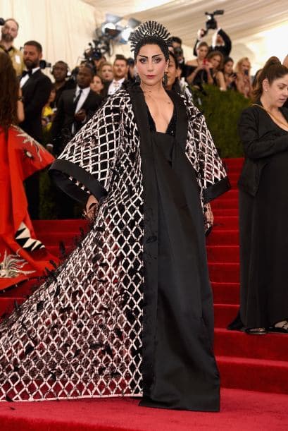 Es Lady Gaga y lo extravagante no podía faltar, su atuendo de Balenciaga lucía demasiado grande pero proyecto la temática de la gala.