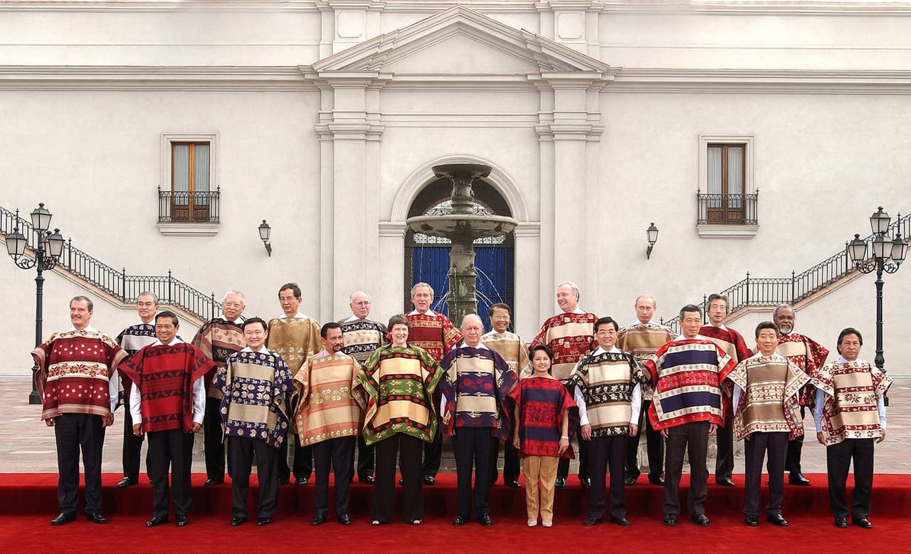 Algunos años, varios anfitriones intentaron volver al formal traje, como fue el caso de Japón en 1995 que sugirió el uso de traje y corbata. Pero siempre regresa la tradición de la 'foto de las camisetas tontas'. En la foto del 2004 se puede ver al expresidente George W. Bush (el décimo desde la izquierda) junto a los mandatarios de APEC vistiendo ponchos huaso tradicionales en la cumbre de Santiago de Chile.